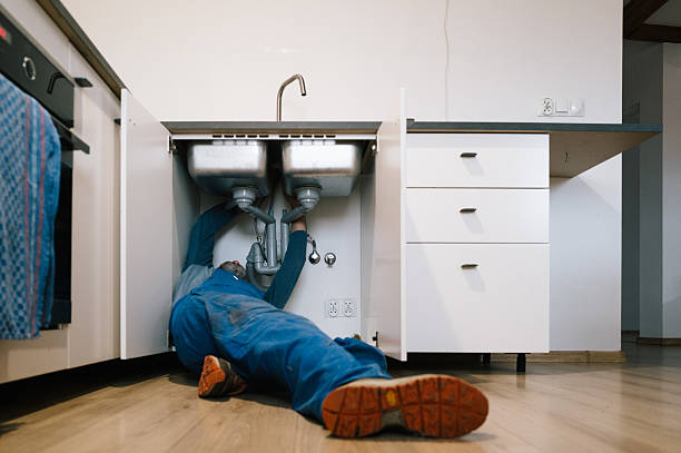 Professional Emergency Plumber technician working in Pinehurst, TX